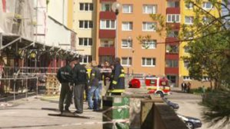 Muž, ktorý vyskočil z 12. poschodia, dnes zomrel - petrzalka_pad