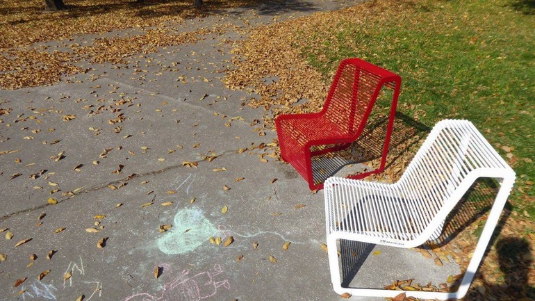 Nové lavičky na Šustekovej vo vnútrobloku