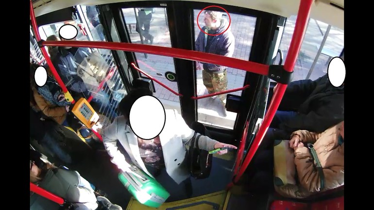 Výtržník pri autobuse