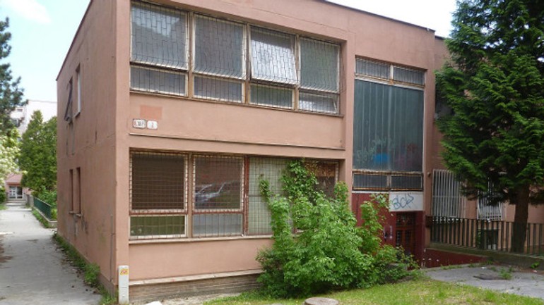 Zdevastovaná budova v centre dúbravky by už nemala viac strašiť - kpt_rasu