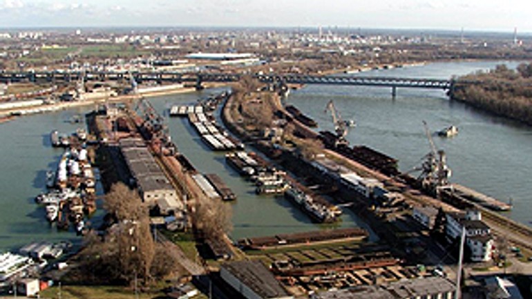 V bratislavskom zimnom prístave uniká do dunaja nafta - Zimny pristav