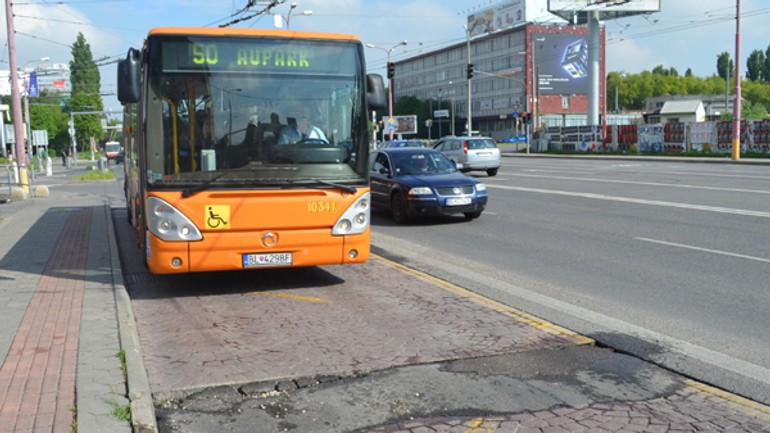 Na zastávke svätoplukova sa opäť prepadáva cesta, mesto ju opraví - svatoplukova_MHD1