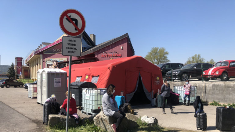Repatrianti čakajú na odvoz do karantény - Bratislava Berg