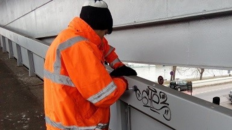 Odstraňovanie grafity na Moste SNP