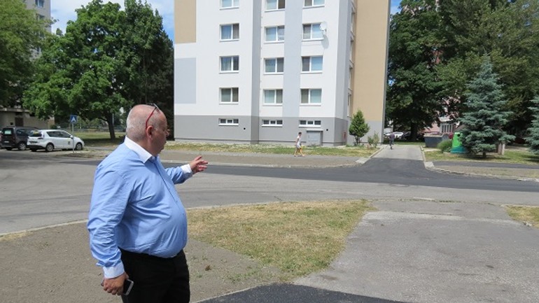 Petržalka sa pustila do opravy chodníkov a parkovísk za 400-tisíc eur - bajan