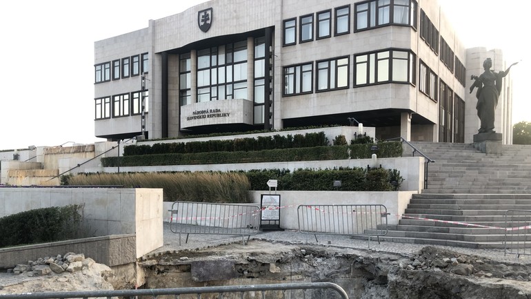 Rozkopané námestie A.Dubčeka pred parlamentom