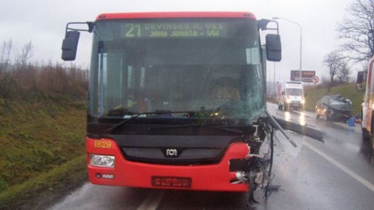 Na pražskej ulici sa zrazil autobus s osobným autom, nikto sa nezranil - w14t-zA-Qcuh_cN9aXjkJQ-Nehoda-autobus-auto-dazd-policia