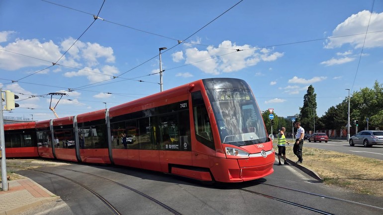 Na Tomašikovej ulici sa vykoľajila električka.