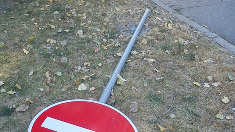 Na medzilaboreckej vandali zrezali a vykopali dopravné značky - znacky1