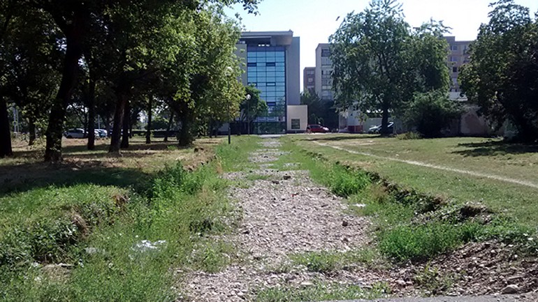 Chodník na ružinovskej ulici je už  viac ako štyri mesiace rozkopaný - exnarova_chodnik1