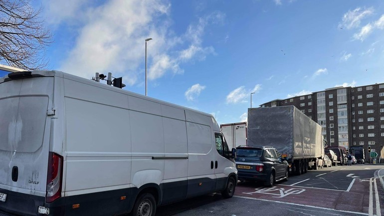 Michalova dodávka v kolóne pred vstupom na trajekt