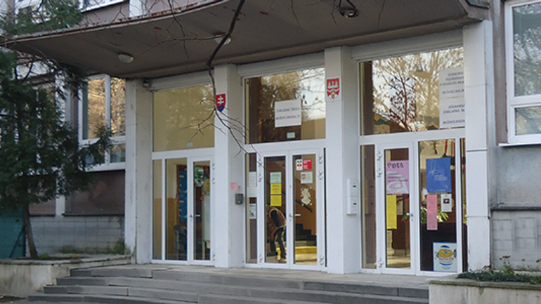 Chrípka sa šíri: v ružovej doline zatvárajú základnú školu - skola rd