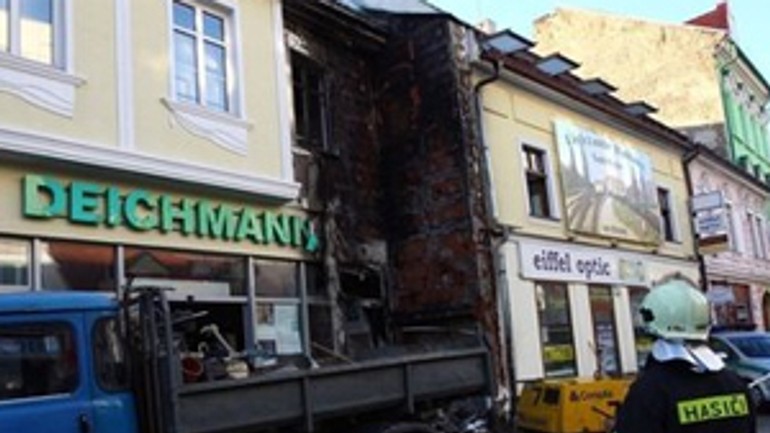 Na obchodnej ulici horí dom, mhd je odklonená - obchodna_poziar