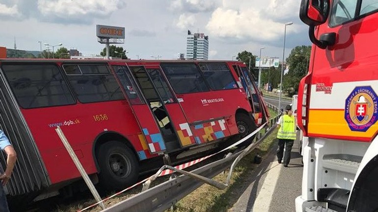 Autobus pri Prístavnom moste vyletel z cesty