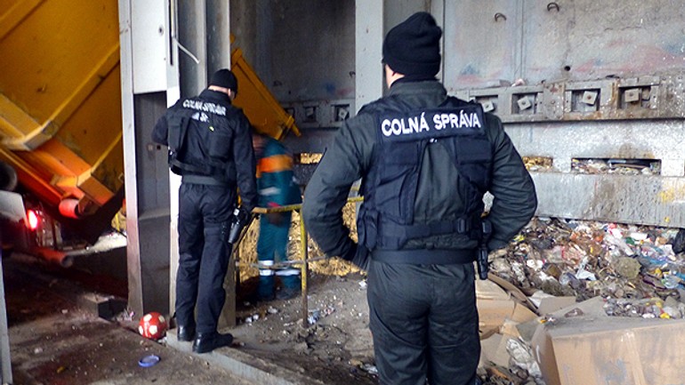 Colníci zlikvidovali viac ako 17 ton nelegálneho tabaku - colnici_tabak1