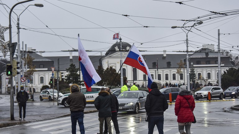 protivládny protest pred Prezidentským palácom na Hodžovom námestí 