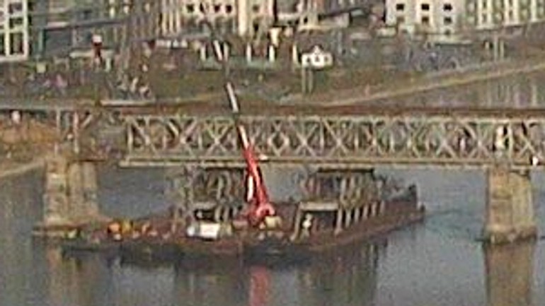 Silný vietor cez víkend znemožnil práce na demontáži starého mosta - starymost_18032014