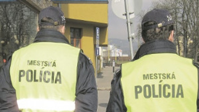 Hliadkuje viac mestských policajtov - policajti_mestski2