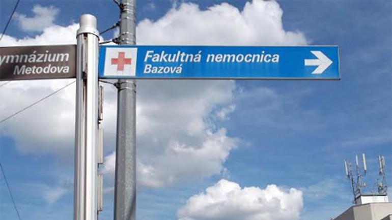 Starý smerovník odstránia až na budúci rok - smerovnik_bazova1