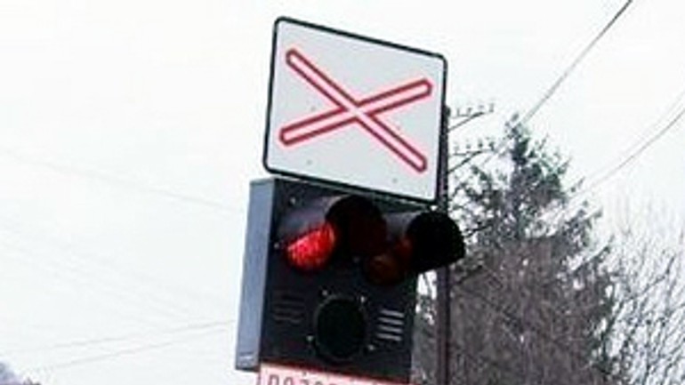 V jeden deň vlak zrazil cyklistu aj vozičkára - priecestie