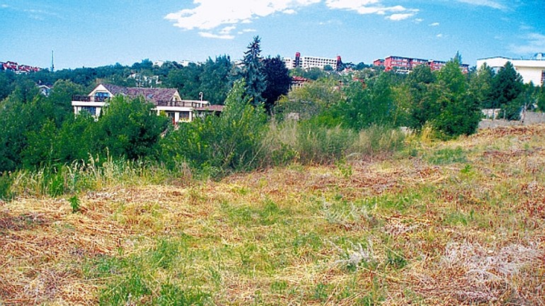 Vlastník sa musí starať aj o nevyužívaný pozemok - Hrebendova1