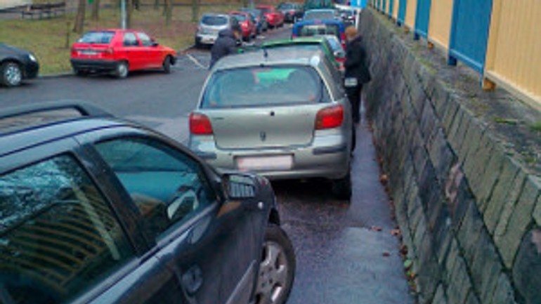 Parkovali aj autá bez povolení - parkovanie_karlovka