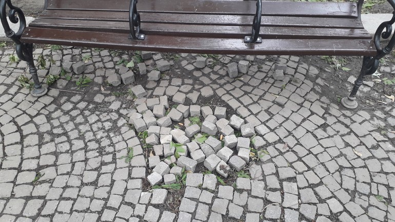 Rozbitá dlažba na Hviezdoslavovom námestí