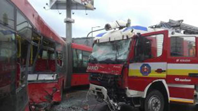 Škodu na havarovanom autobuse vyčíslili na 120-tisíc eur - havaria_bus_hasici