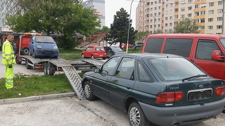 Petržalku hyzdia vraky áut. prečo ich nie je možné jednoducho odpratať? - 20170503_132005