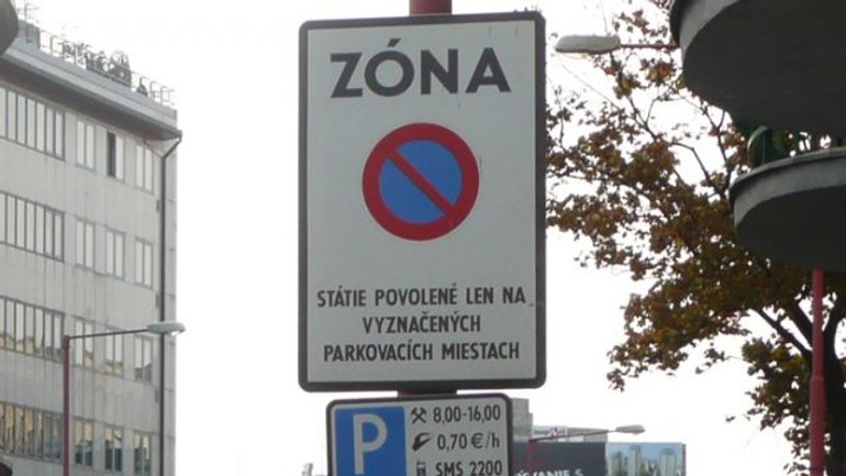 V zóne sa parkovať na chodníku nesmie - Parkovanie5