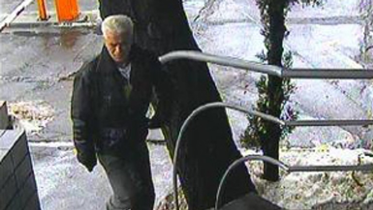 Pátra po mužovi, ktorý neoprávnene vyberal peniaze - pachatel_20130419