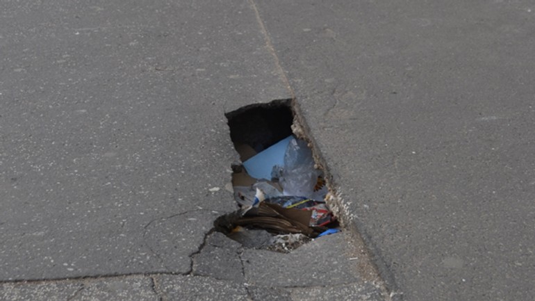 Na štúrovej sa prepadol chodník, dieru niekto vypchal kartónom - sturova_diera1