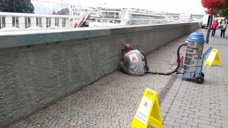 Staré mesto vyčistilo protipovodňový múr na nábreží od čmáraníc a grafity - graffiti