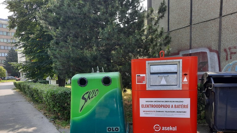 Červeno-biele kontajnery určené na zber malého elektroodpadu