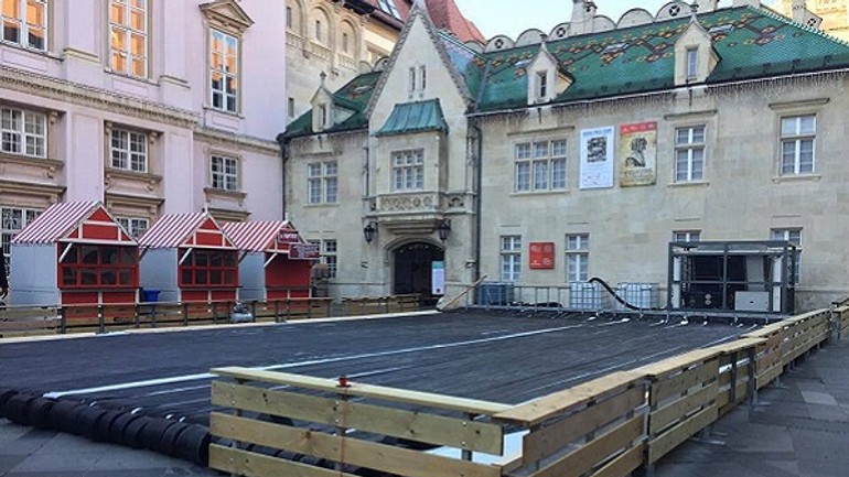 Foto na primaciálnom námestí už stavajú klzisko - klz4