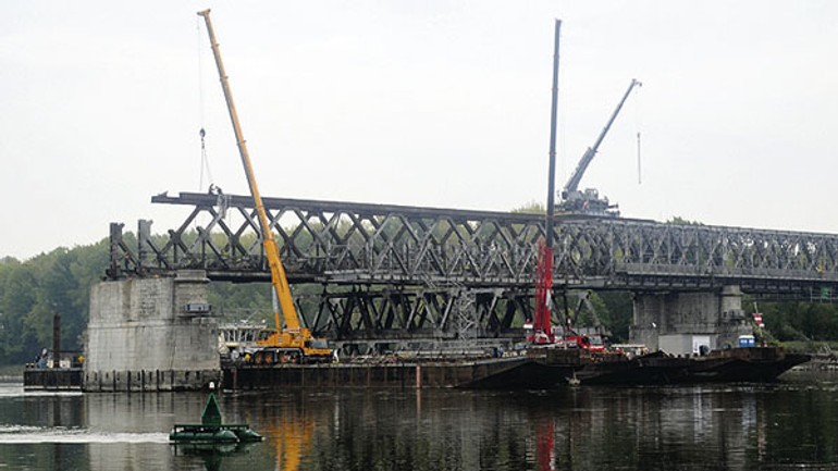 Starý most rozoberajú tri žeriavy, snažia sa znížiť doterajšie meškanie - starymost