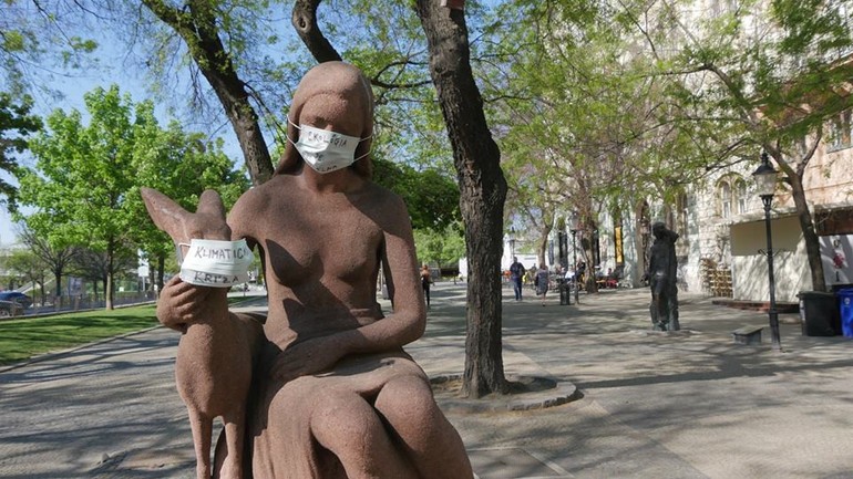 Socha s rúškom upozorňujúca na nevyhnutnosť boja proti klimatickej  kríze