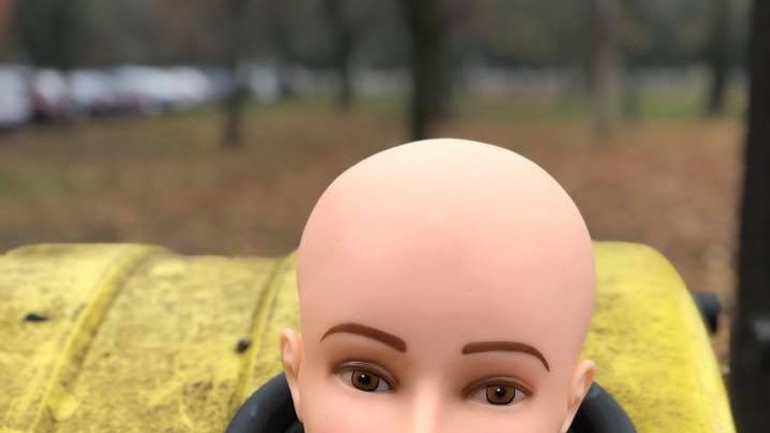 Hlava ženy v odpadkovom koši na separovaný odpad