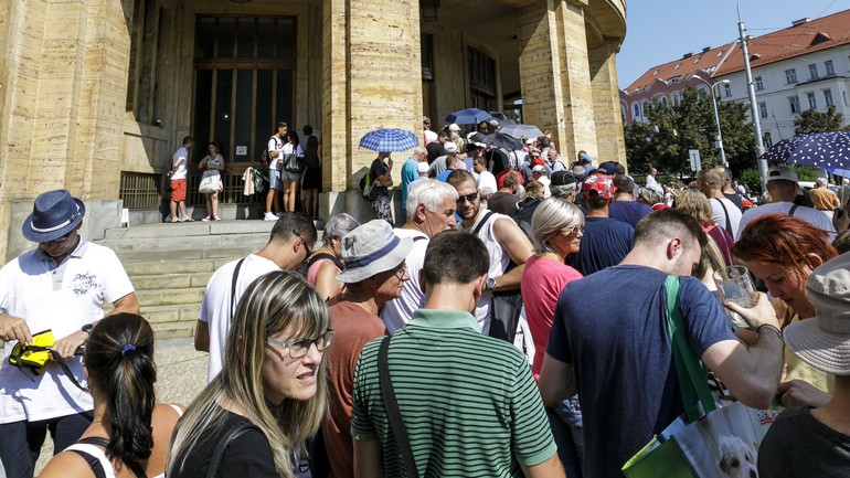 Rad čakajúcich na prezentáciu pamätných diel s motívom fotografie Ladislava Bielika