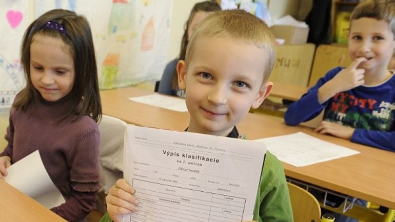 Aké odmeny dnes dostanú školáci za polročné vysvedčenie? - xtgm7wiCQTqshBbRoYfXZg-Vysvedcenie-tasr