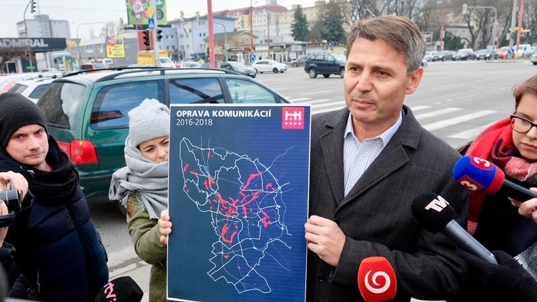 Primátor Nesrovnal ukazuje plán opráv ciest