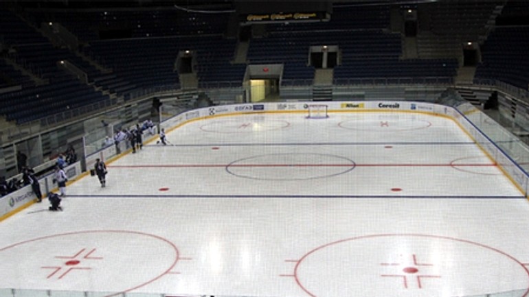 Na zimnom štadióne o. nepelu je po troch mesiacoch opäť ľad - zimak_lad