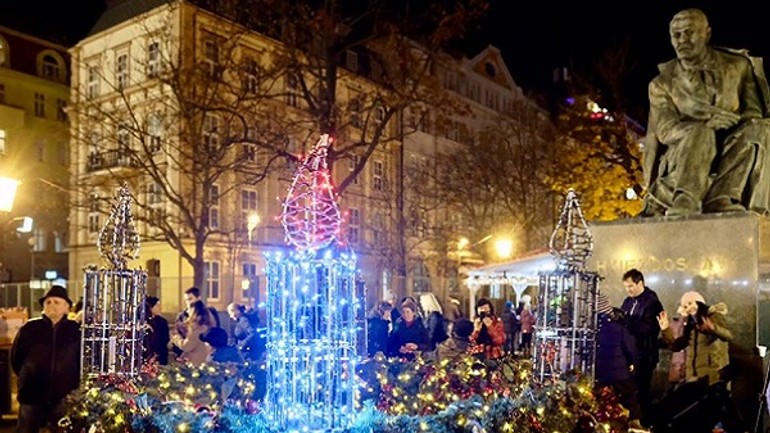 Na hviezdoslavovom námestí už svieti prvá adventná sviečka - d5
