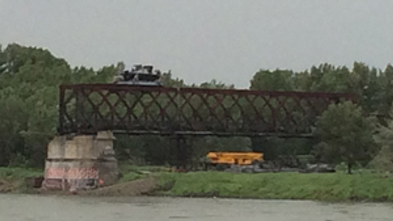 Pre dážď a silný vieter už druhý deň stoja práce na starom moste - starymost_15052014