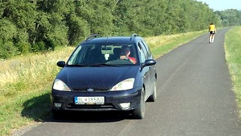 Po hrádzi sa autá pomaly už aj naháňajú - hradza_auto