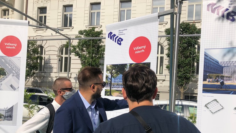 Vallo s architektmi totalstudio na Komenského námestí