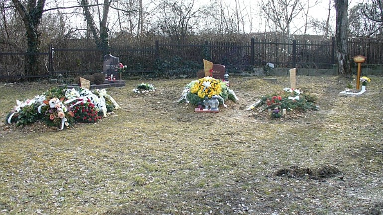 „chaoticky“ rozmiestnené hroby patria moslimom - Hroby1