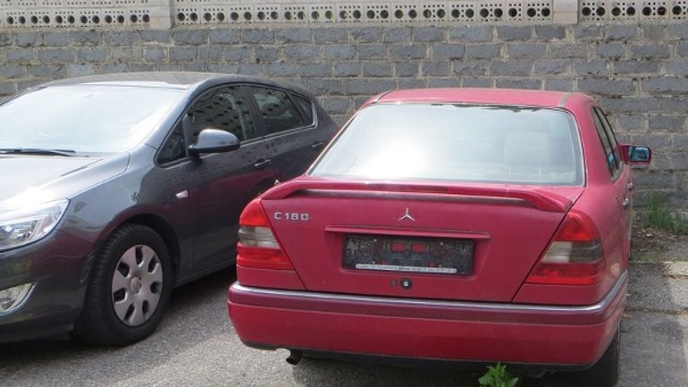 Monitorujú a odstraňujú staré vozidlá - vrak_auto