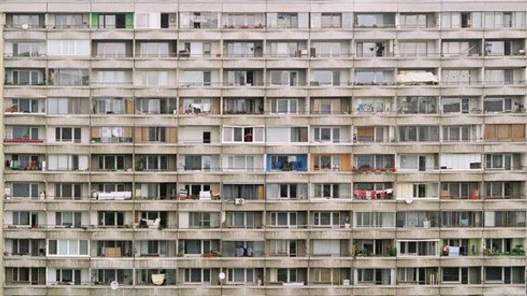 Polícia vyšetruje okolnosti úmrtia 19-ročnej ženy a 71-ročného muža - panelok_res