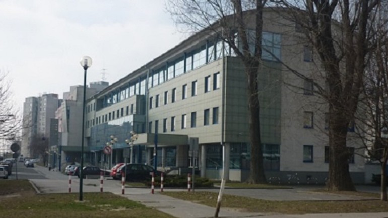 Súd v petržalke evakuovali. preverujú podozrivý balík - ba V sud